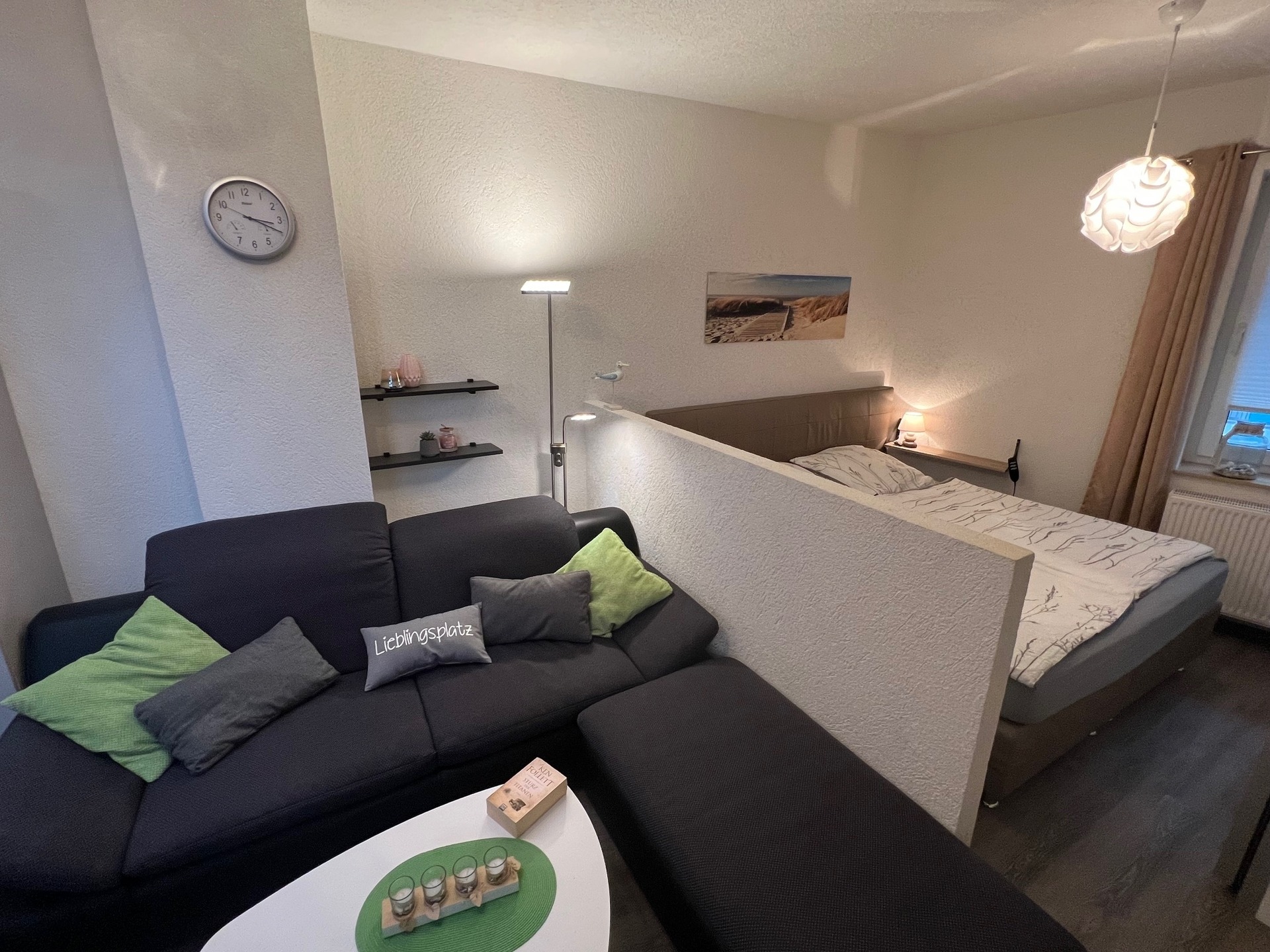 Gemütlicher Sitzbereich mit Sofa