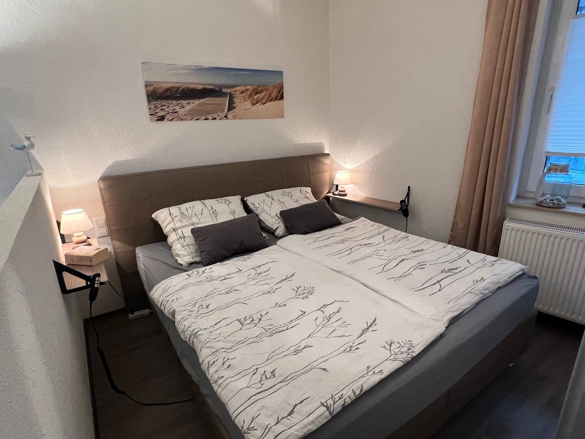 Schlafzimmer mit Boxspringbett 180×200