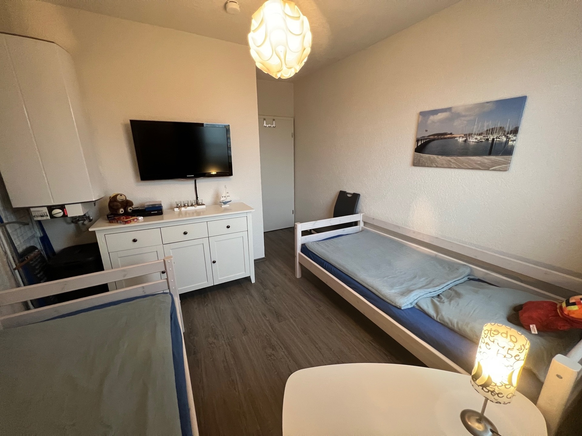 Wohn-/Schlafzimmer mit TV und Einzelbett